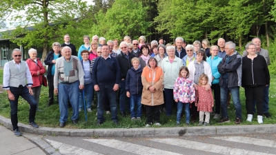 etwa 50 Wallfahrer aus der Pfarreiengemeinschaft pilgerten nach Altötting und feierten dort auch zusammen mit Pfarrvikar Christian Preitschaft (hinten links) einen Gottesdienst in der Bruder-Konrad-Kirche.  (Bild: Wolfgang Schöpf)