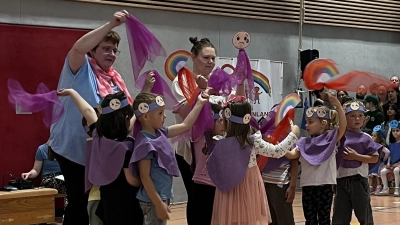 Mit bunten Farben verdeutlichten die Kinder verschiedene Gefühlszustände beim Farbenspiel. (Bild: Marie Schwägerl)