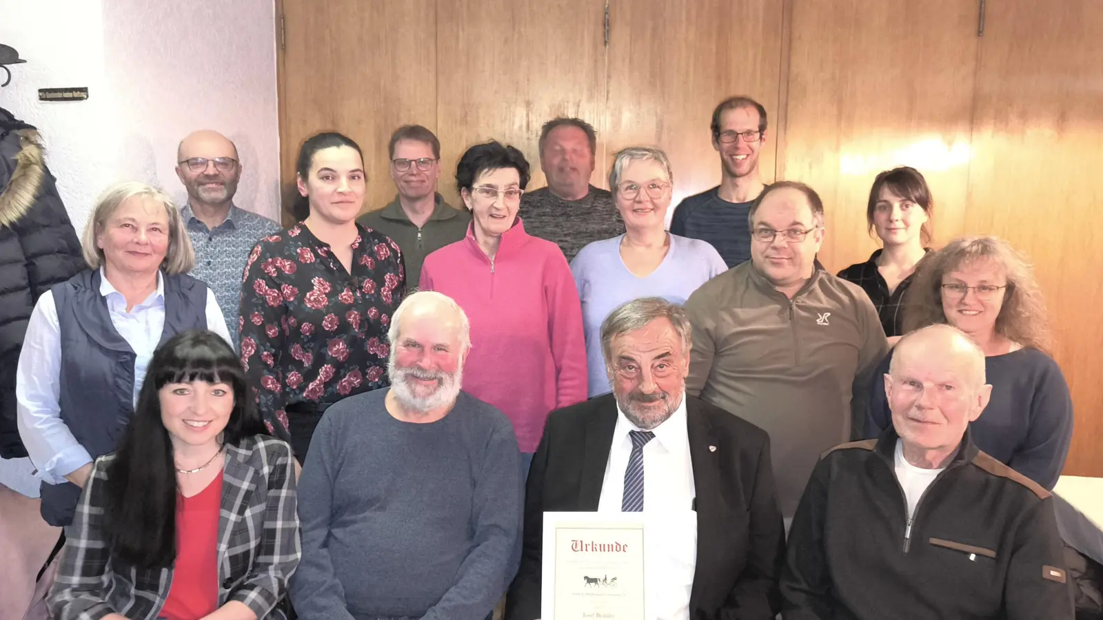 Die neu gewählte Vorstandschaft mit Ausschuss sowie Ehrenmitglied Josef Beimler. (Bild: Elke Völkl)