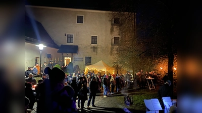 Burgweihnacht der „Neuhauser Boum“. (Bild: Barbara Liebs)