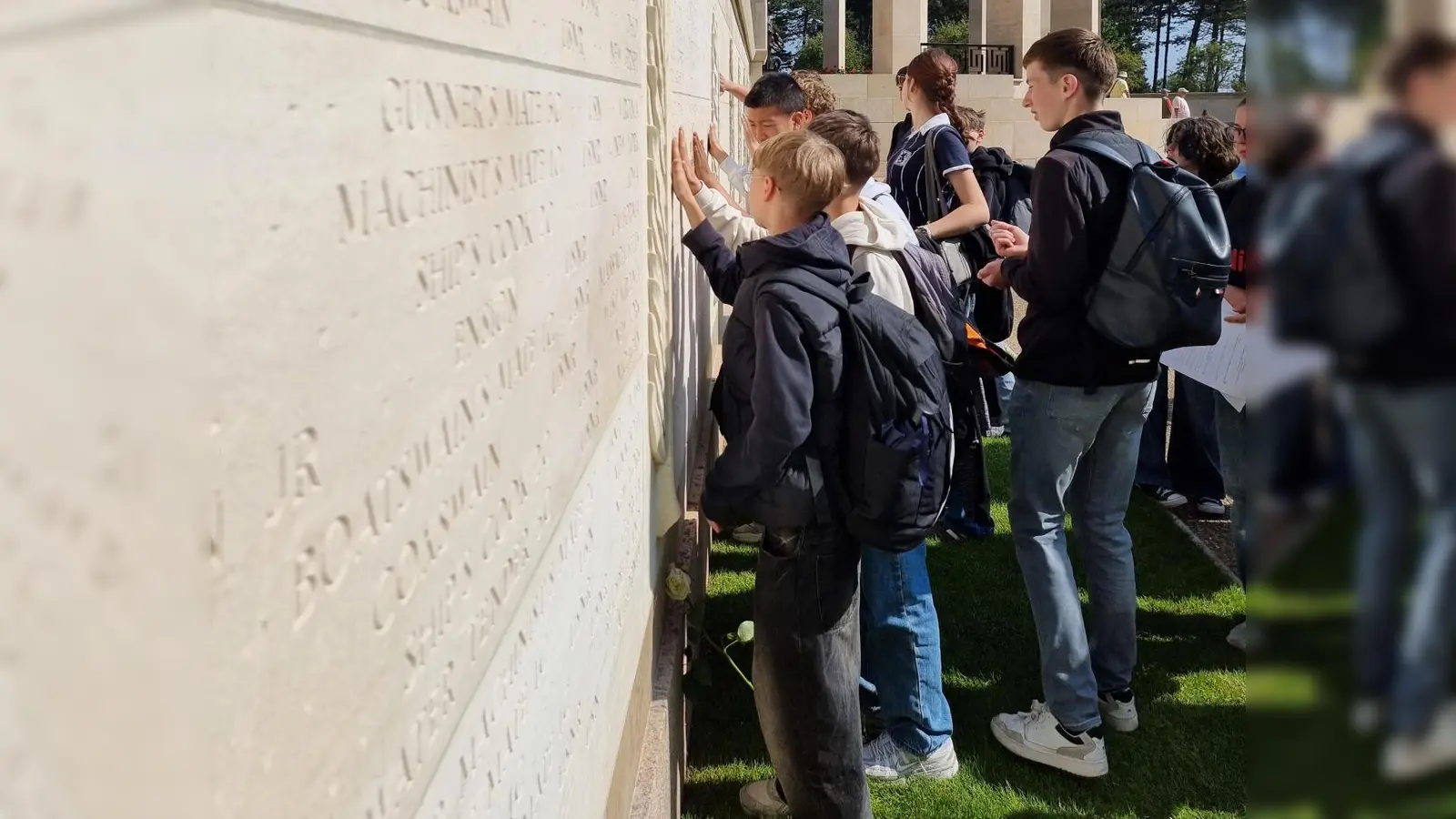 Schüler des GMG an den Gedenktafeln für die Gefallenen auf dem Soldatenfriedhof in Colleville-sur-Mer. (Bild: Madlen Raub)