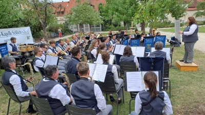 Die Musiker der Werkvolkkapelle Schlicht bei der Amberger Malteserserenade am Sonntag-Abend  (Bild: Sabine Kredler)