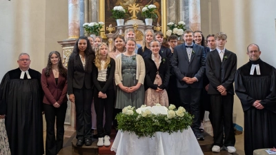 10 Jugendliche wurden am 12. April in Wildenreuth konfirmiert. Im Bildervordergrund die Konfirmierten zusammen mit Pfr. Sauer und Pfr. Berthold und den Konfiteamern der Steinwaldgemeinden. (Bild: Thomas Berthold / Franziska Berthold)