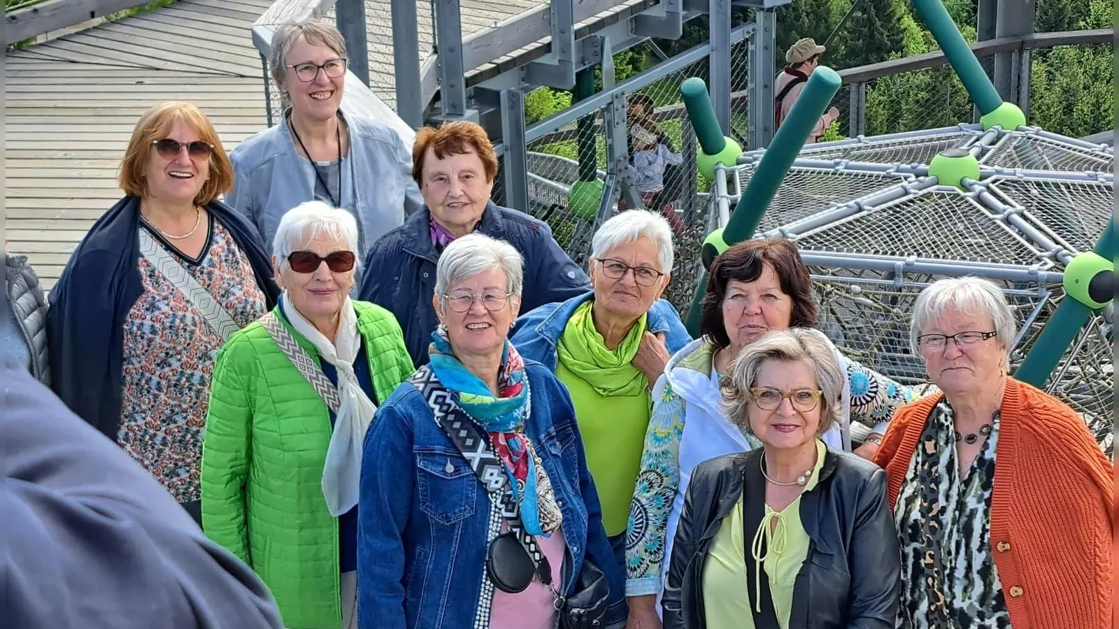 Einige Teilnehmer der Frauenbund Reisegruppe „HAHNBACH” stellten sich hoch auf dem Wald-Wipfel-Weg zum Gruppenfoto. (Bild: Margarete Hirsch)