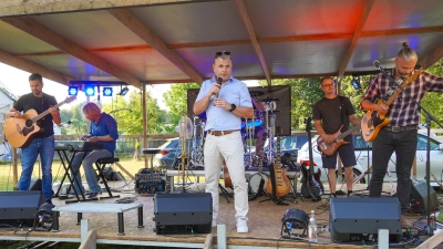 BGM Karlheinz Budnik eröffnet mit den „Coasters” die Serenadensaison 2026 im Pfarrgarten  (Bild: Wilhelm Daubner)