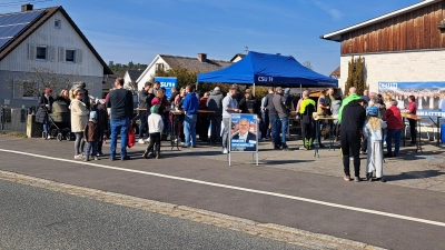 Zahlreiche Besucher genießen Bratwurstsemmeln, kühle Getränke und angeregte Gespräche bei herrlichem Frühlingswetter. (Bild: Thomas Hottner)