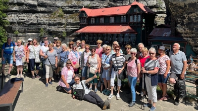 Die Teilnehmer der Reisegruppe beim Prebischtor (Bild: Sieglinde Soukup)