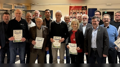 Neuer Vorstand und Jubilare der Siedlergemeinschaft Schwarzenfeld mit Bürgermeister Peter Neumeier (1. v.l.), dem ersten Vorsitzenden Frederik Lorenz (6.v.l.) und Bezirksvertreter Helmut Grünbauer (4.v.r.). (Bild: Stefan Schmidberger)