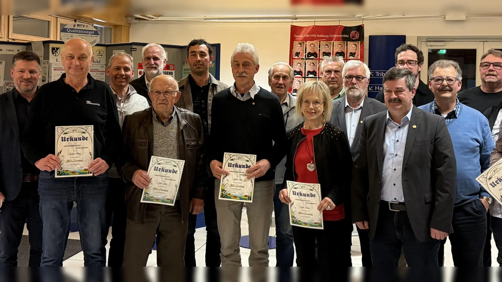 Neuer Vorstand und Jubilare der Siedlergemeinschaft Schwarzenfeld mit Bürgermeister Peter Neumeier (1. v.l.), dem ersten Vorsitzenden Frederik Lorenz (6.v.l.) und Bezirksvertreter Helmut Grünbauer (4.v.r.). (Bild: Stefan Schmidberger)