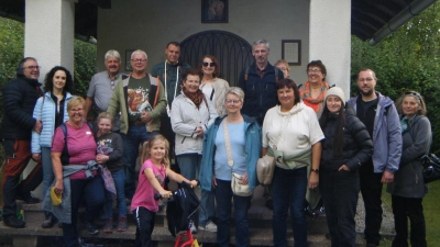 Die Teilnehmer der Wanderung vor der „Meißner-Kapelle” (Bild: Josef Schuller)