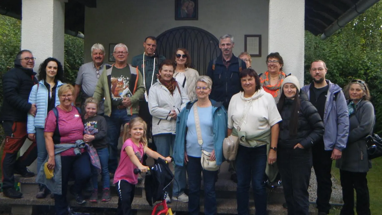 Die Teilnehmer der Wanderung vor der „Meißner-Kapelle” (Bild: Josef Schuller)