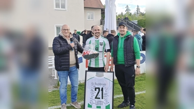 Bei der Verabschiedung, links 1. Vorsitzender Raimund Zeitler, in der Mitte Christian Neumann, rechts Spielleiter Wolfgang Mößinger (Bild: Markus Renner)
