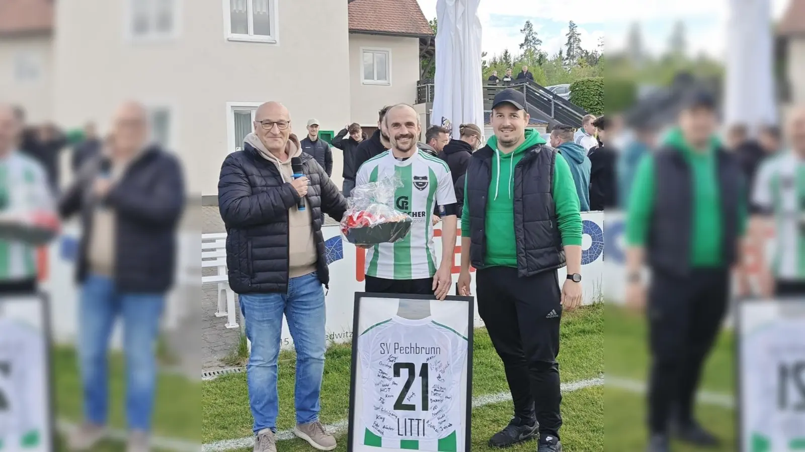 Bei der Verabschiedung, links 1. Vorsitzender Raimund Zeitler, in der Mitte Christian Neumann, rechts Spielleiter Wolfgang Mößinger (Bild: Markus Renner)