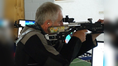 Bild DSC04408b (Archiv):<br>Herbert Peteratzinger (Diana Hirschau) gelang in Forsthof mit einem 0,0-Teiler das beste Blattl von allen. (Bild: Peter Domanits )