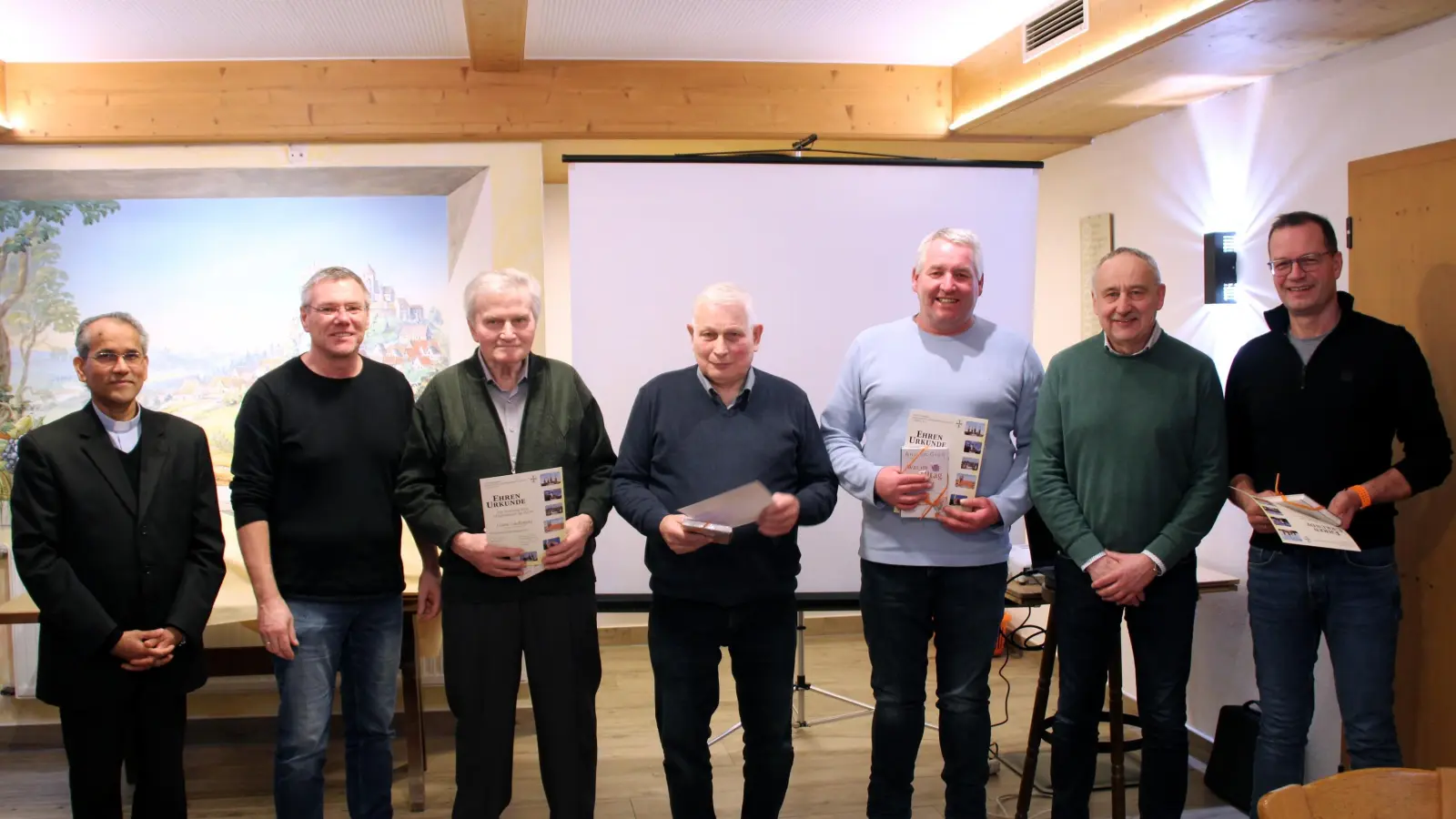 Ehrung langjähriger Mitglieder (v.l.n.r.) Pfarrer James Mudakodil, Bürgermeister Reinhard Sollfrank, Hans Zacharias, Alfons Hösl, Mario Piller, Vorsitzender Max Simmerl, Kassier Bernhard Hofmann. (Bild: Ewald Köstler)