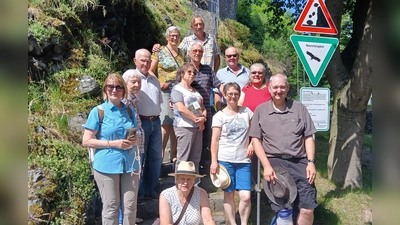 Gruppenfoto am Basaltkegel  (Bild: Anita Knorr)