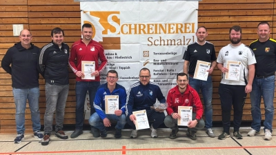 Links: die Schirmherren Markus und Uli Schmalzl und ganz rechts SVK-Vertreter Timo Bauer mit den Kapitänen der Teams. (Bild: Günter Becher)