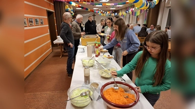 Am Büfett bildete sich eine lange Schlange und die Mitglieder der Kirchenverwaltung sorgte fleißig Nachschub an flüssiger Kost. (Bild: Karl Ziegler)