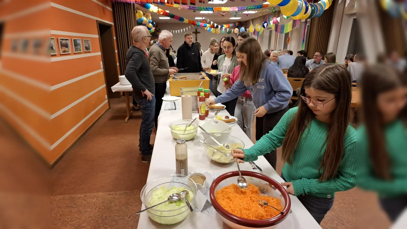 Am Büfett bildete sich eine lange Schlange und die Mitglieder der Kirchenverwaltung sorgte fleißig Nachschub an flüssiger Kost. (Bild: Karl Ziegler)