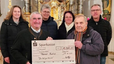 Spendenübergabe für Pfarrer André zur Unterstützung seiner Arbeit im Kongo, v.l.: Melanie Bösl, Pfarrer Alfons Kaufmann, Hummer Maria, Scheuerer Franziska, Chorleiter Rudolf Teplitzky, Wolf Johann. (Bild: Rosa Rupp)