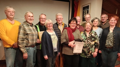 Neugewählte Vereinsführung mit Geehrten. (Bild: Alois Meindl)