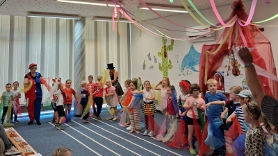 Die kleinen Künstler führen zusammen mit den zwei Clowns und der Zirkusdirektorin, begleitet von Gitarre und Flügel, die einzelnen Passagen konzentriert und mit Begeisterung auf. (Bild: Karl Wildenauer)