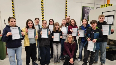 Schüler der Naabtal-Realschule präsentieren stolz ihr Zertifikat. (Bild: Johannes Doleschal)