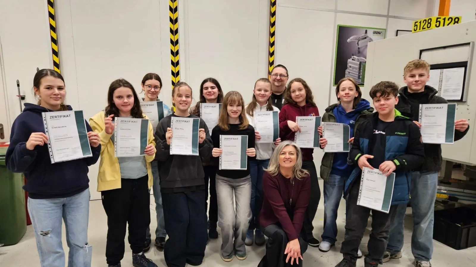 Schüler der Naabtal-Realschule präsentieren stolz ihr Zertifikat. (Bild: Johannes Doleschal)