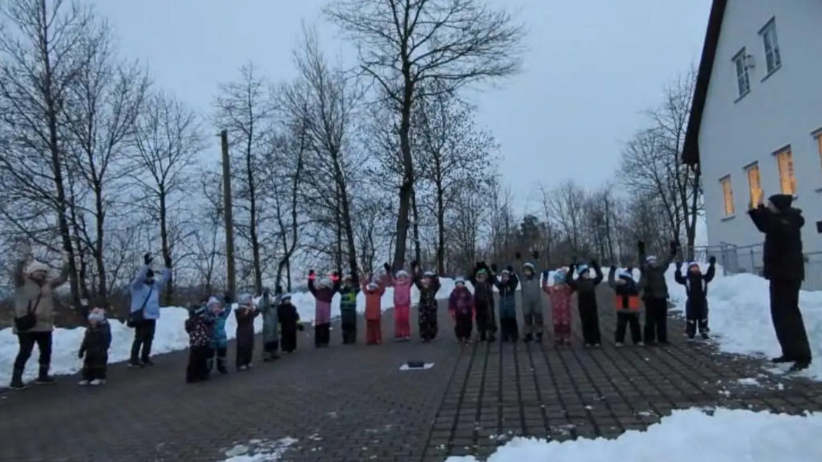 Die Sternschnuppen-Kinder führen ihren Tanz den Eltern vor. (Bild: Julia Ludwig)