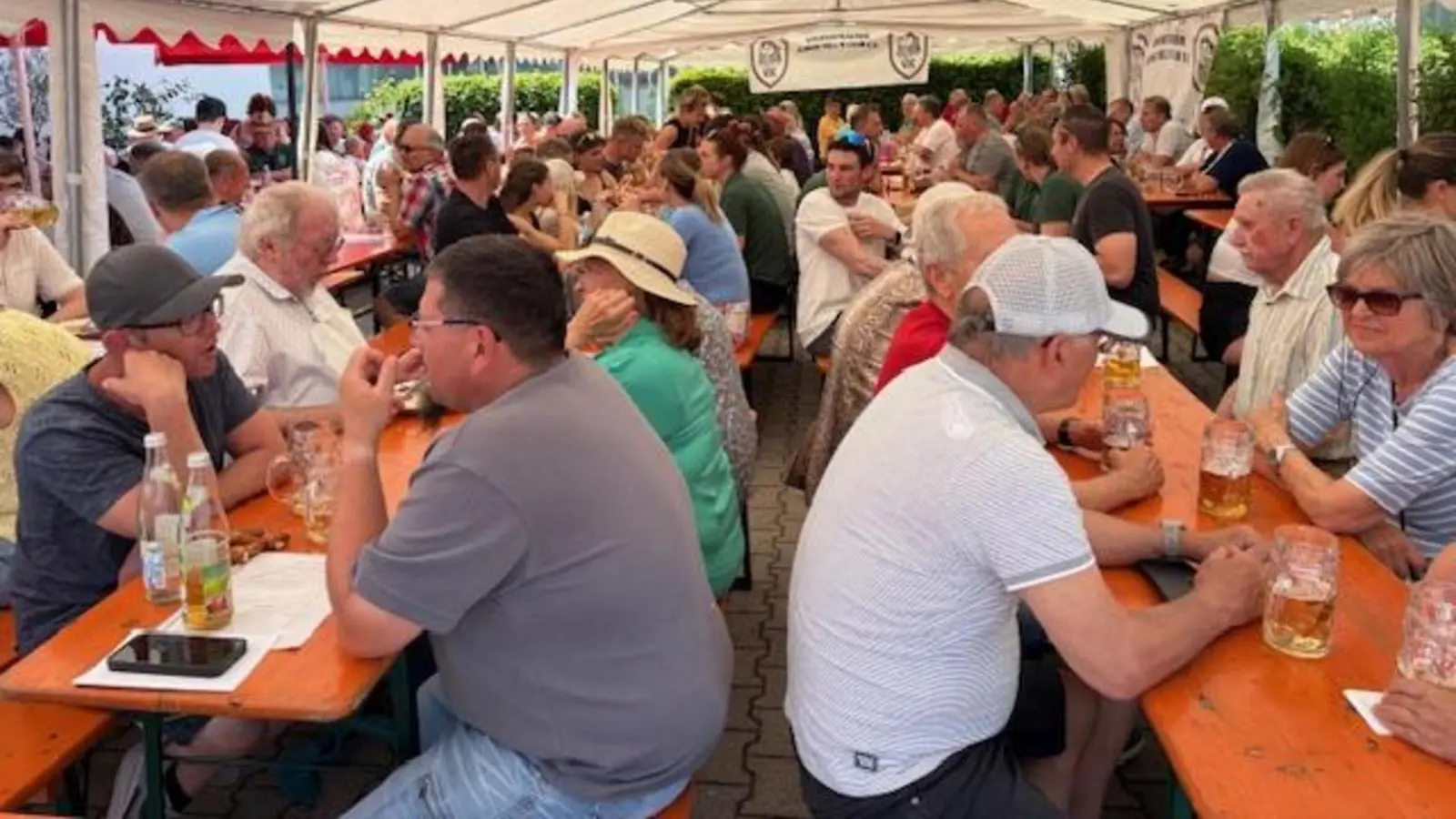 Das Bild zeigt das ständig voll besetzte Festzelt. (Bild: Peter Biehler)