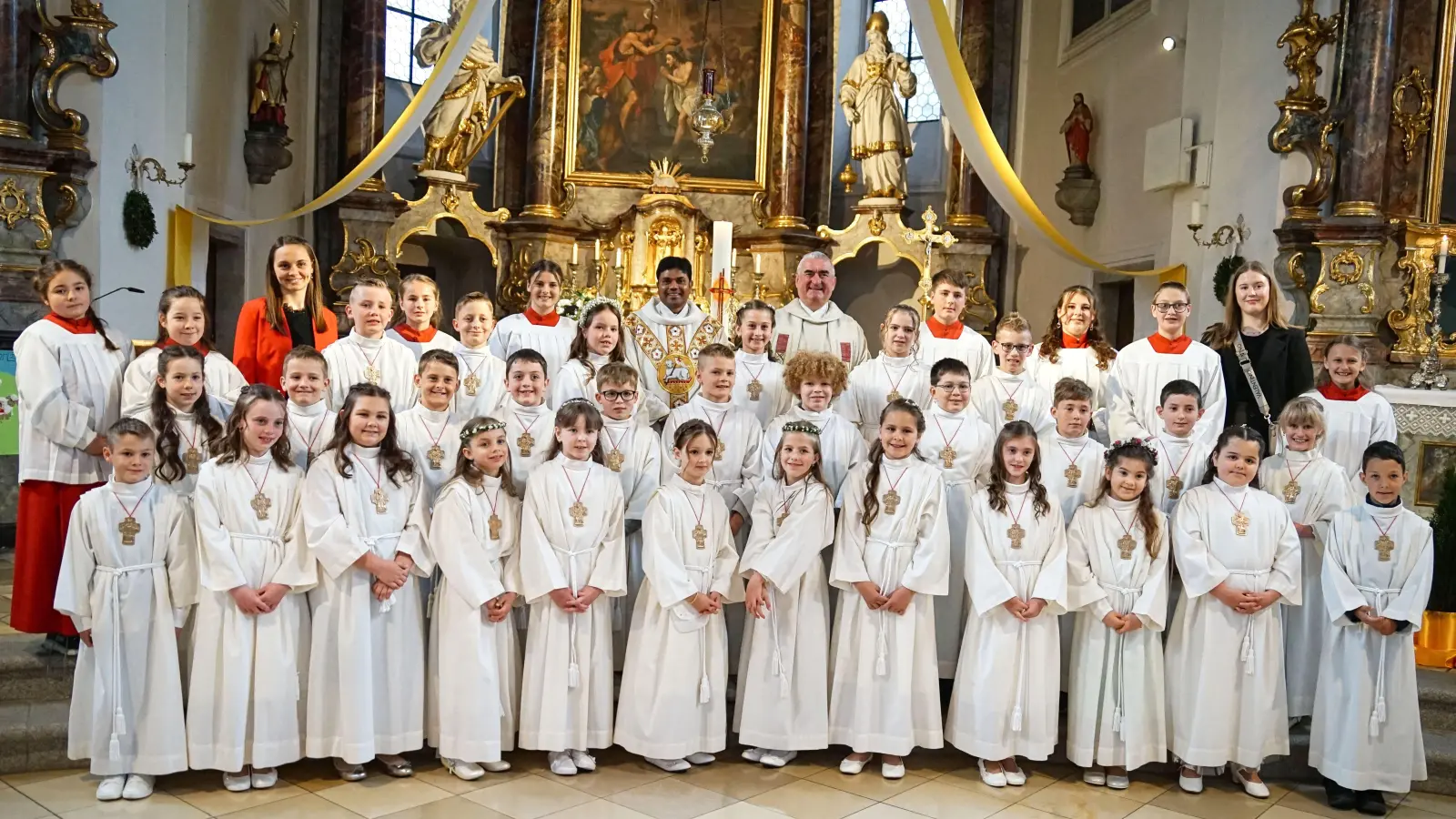 Am vergangenen Sonntag durften 29 Kinder aus der Pfarrei Oberviechtach zum ersten Mal das Sakrament der Eucharistie empfangen. (Bild: Martin Uschold)