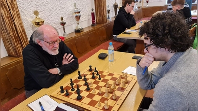 Altmeister Heinz Däubler (vorne links) und Paul Flierl (im Hintergrund links) machten den Anfang beim abschließenden 8:0-Kantersieg gegen den SC Cham. (Bild: Gerald Rösch)