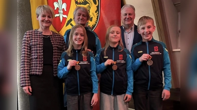 von links: 2. Bürgermeisterin Müller, Trainer Manfred Schmid, Valerie Lösch, Sara Lösch, Landrat Richard Reisinger und Ben Lösch (Bild: Stephan Lösch)