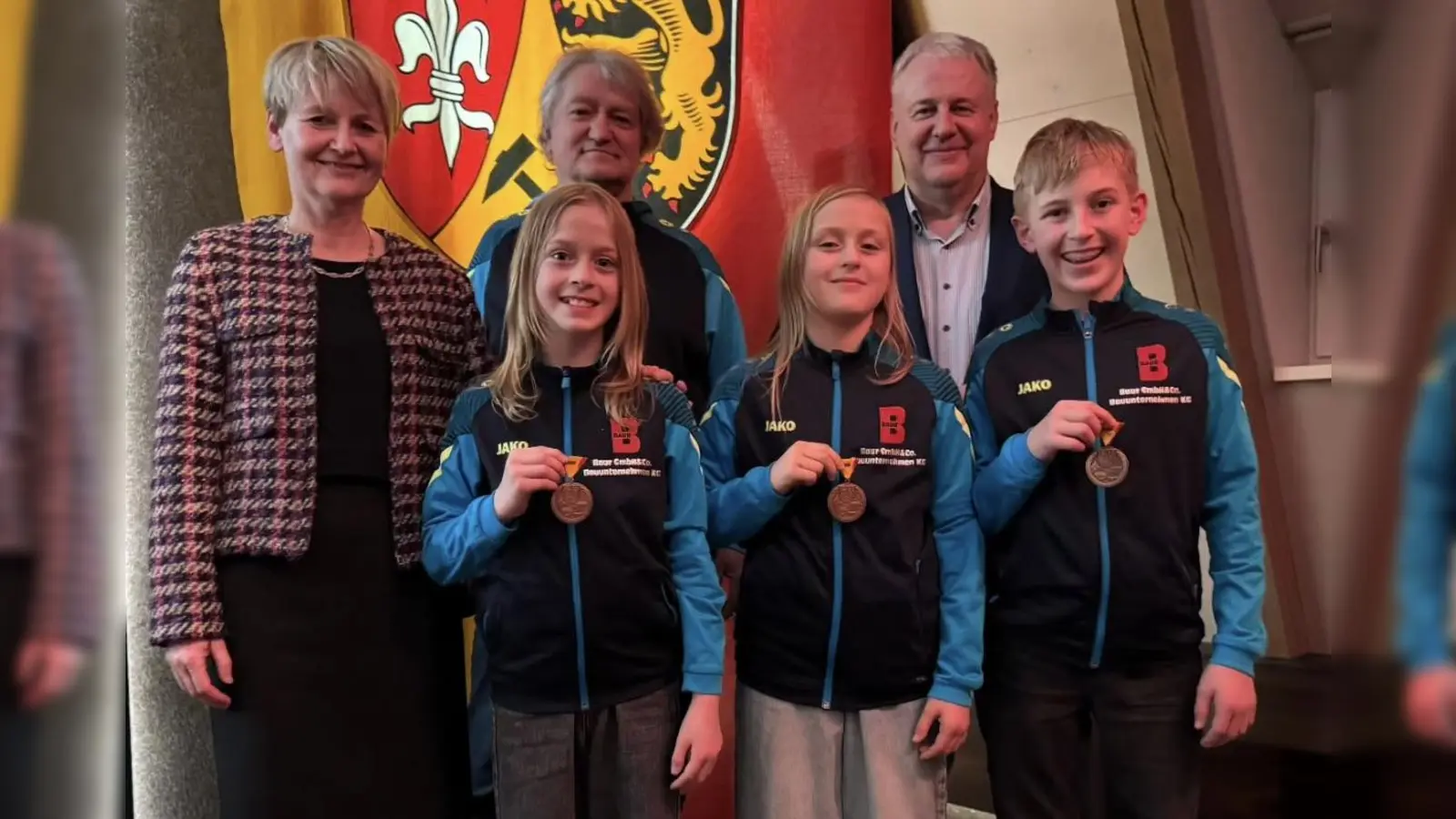 von links: 2. Bürgermeisterin Müller, Trainer Manfred Schmid, Valerie Lösch, Sara Lösch, Landrat Richard Reisinger und Ben Lösch (Bild: Stephan Lösch)