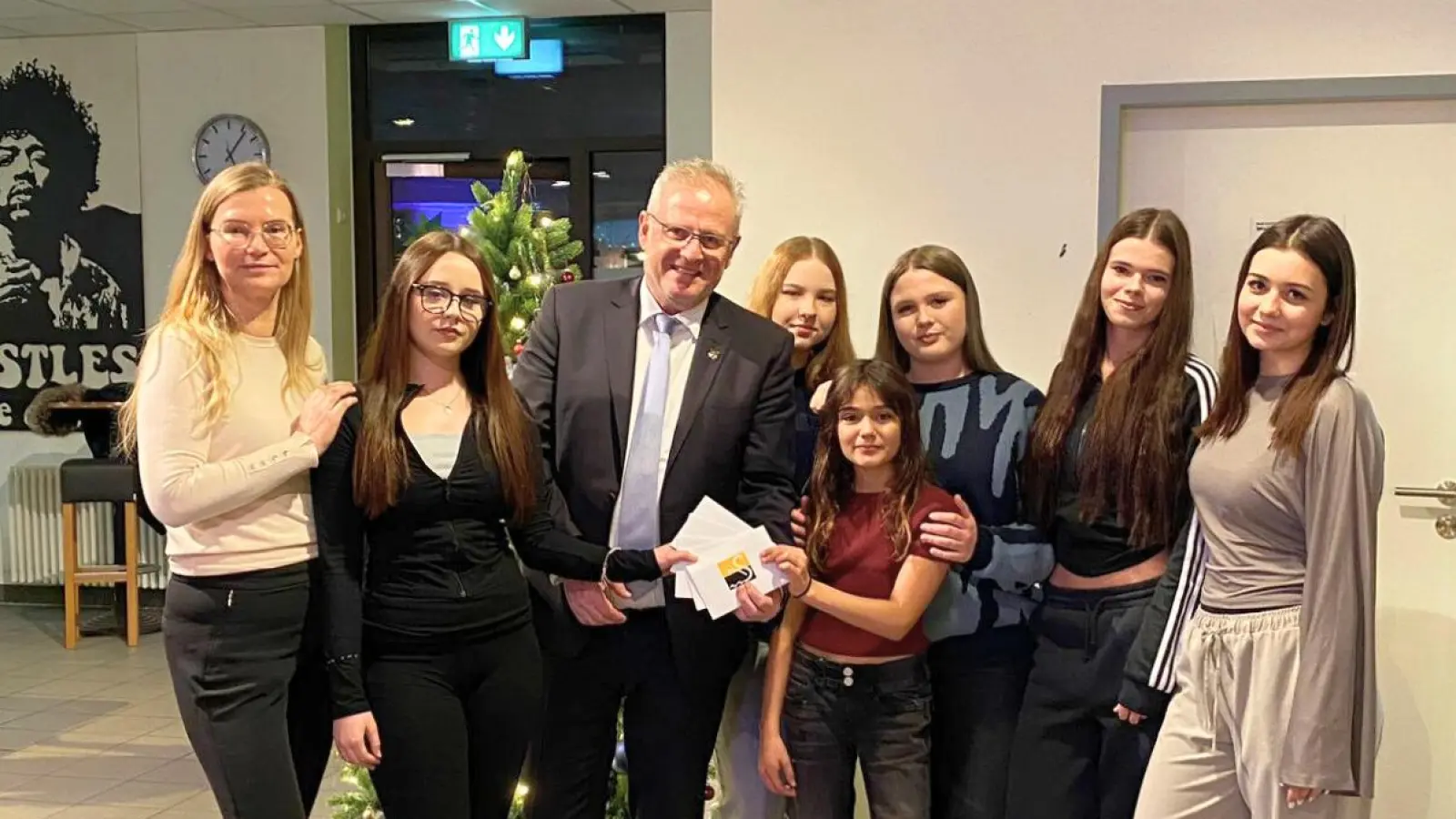 Kurz vor Weihnachten hat Schwandorfs Oberbürgermeister Andreas Feller dem Jugendtreff K3 einen Besuch abgestattet und die Tanzgruppe „Dance-Divas“ mit einem Geschenk überrascht (Bild: Andreas Hofmeister)