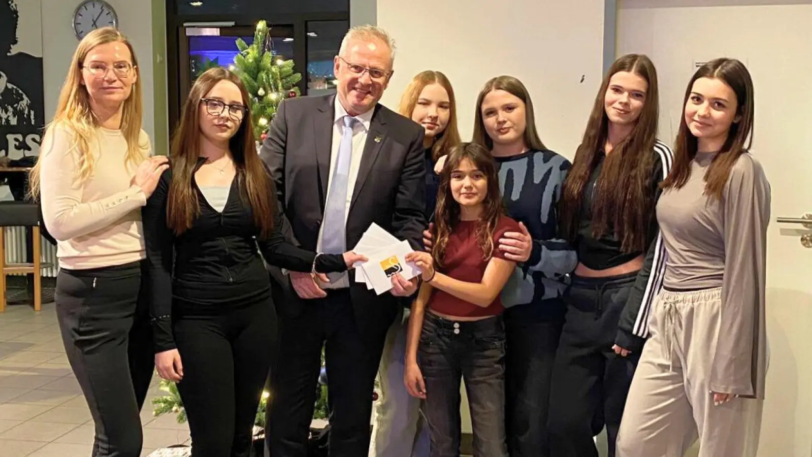 Kurz vor Weihnachten hat Schwandorfs Oberbürgermeister Andreas Feller dem Jugendtreff K3 einen Besuch abgestattet und die Tanzgruppe „Dance-Divas“ mit einem Geschenk überrascht. (Bild: Andreas Hofmeister)