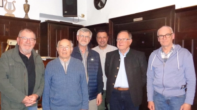 Von links: Manfred Pleier (Schriftführer), die Geehrten Heinrich Schreglmann, Alfons Nickl, Werner Ponnath (2. Vorsitzender), Siegfried Schiedlofsky (1. Vorsitzender), Eugen Ponnath (Kassier).  (Bild: Manfred Pleier)