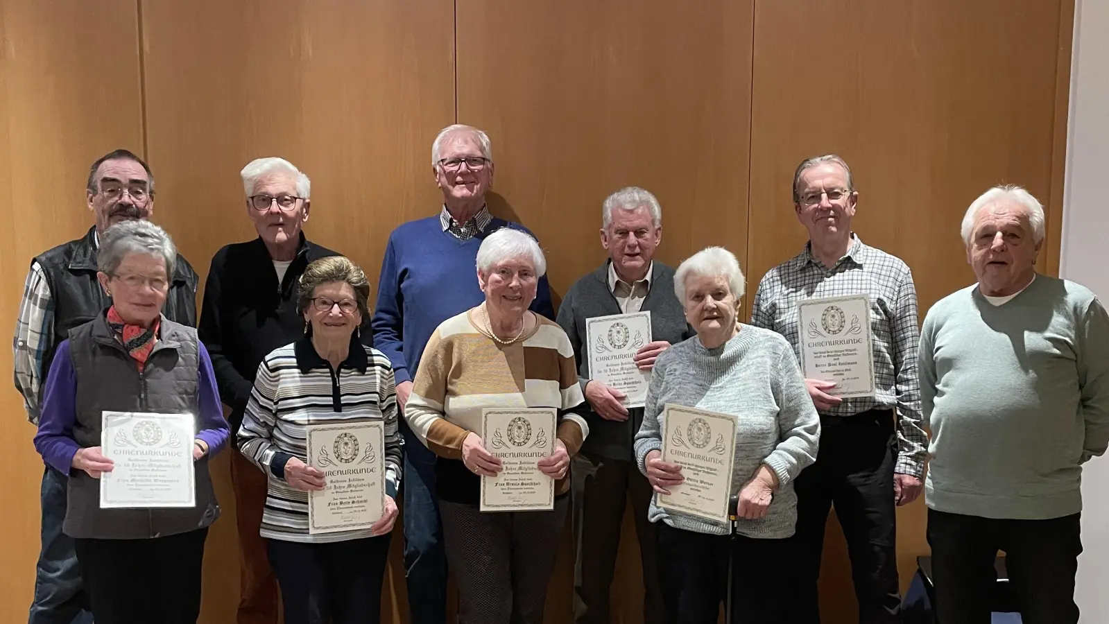 Die geeehrten Mitglieder Mathilde Woppmann, Betty Schmidl, Ursula und heinz Spachtholz Ottilie Werner, Christian Staudinger, Johann reichenberger, Paul Zetzlmann mit dem 1. Vors. Detlef König und 2. Vors. Reinhard Werner. (Bild: Gerlinde König)
