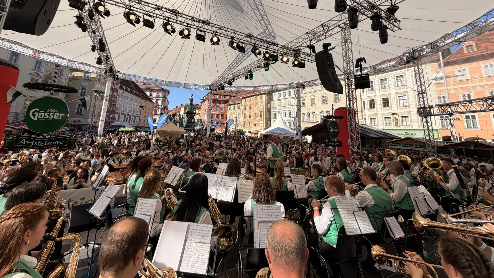 Auf dem Hauptplatz in Graz applaudierten Tausende der Jugendblaskapelle Nabburg zum gelungenen Programm und forderten weitere Zugaben. (Bild: Julia Ferstl)
