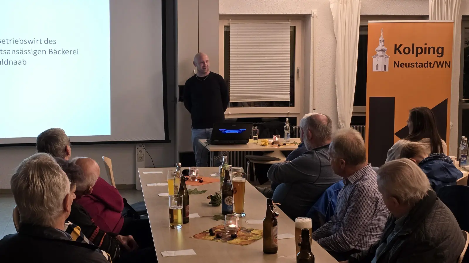 Bäckermeister Michael Arnold berichtet über das traditionelle Brotbacken bei der KF Neustadt (Bild: Manuel Färber)