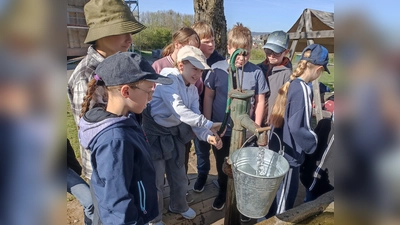 Die Schüler pumpen Wasser aus dem Brunnen. (Bild: Johanna Reger)