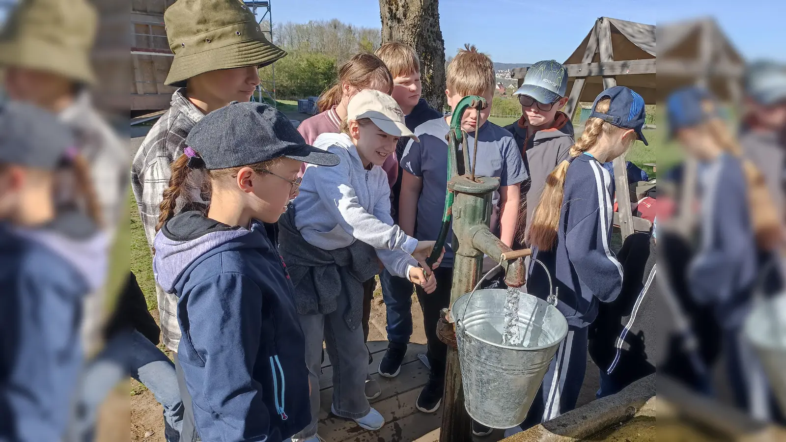 Die Schüler pumpen Wasser aus dem Brunnen. (Bild: Johanna Reger)