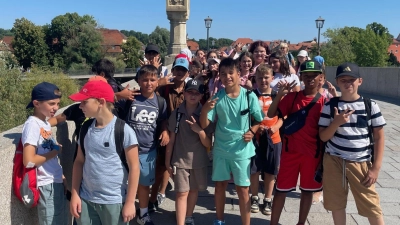 Die 4. Klässler der Gerhardinger Grundschule auf der Steinernen Brücke (Bild: Martin Rindler)