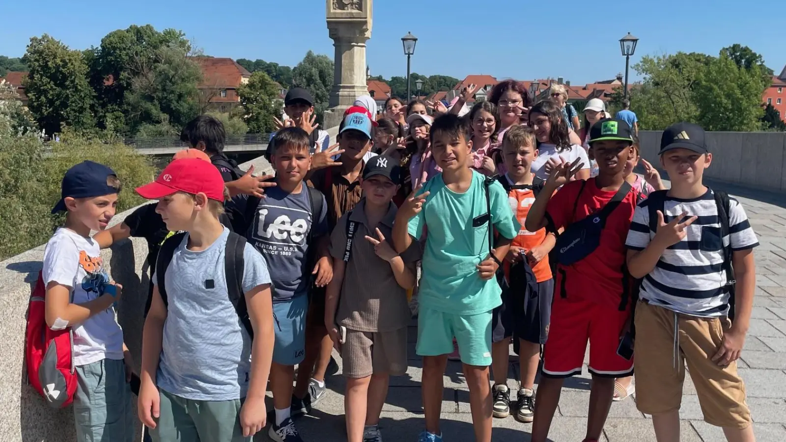 Die 4. Klässler der Gerhardinger Grundschule auf der Steinernen Brücke (Bild: Martin Rindler)