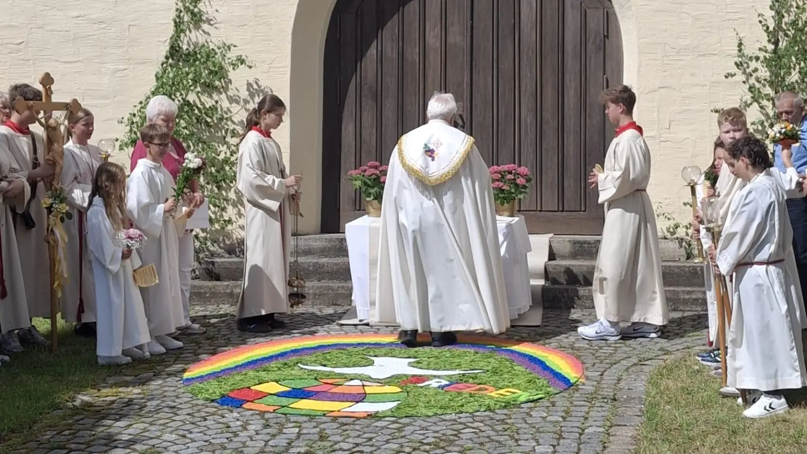 Der Altar an der Kirche. (Bild: Silvia Ippisch)