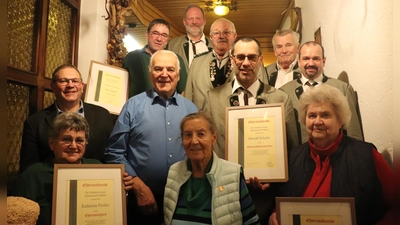 Würdigung der neuen Ehrenmitgliedern des Schützenvereins Almenrausch Pirkhof. (Bild: Corinna Wallner)