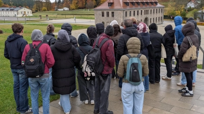 Zu Beginn der Führung verschafften sich die Schülerinnen und Schüler einen Überblick über das Lagergelände. (Bild: Tobias Neubert)