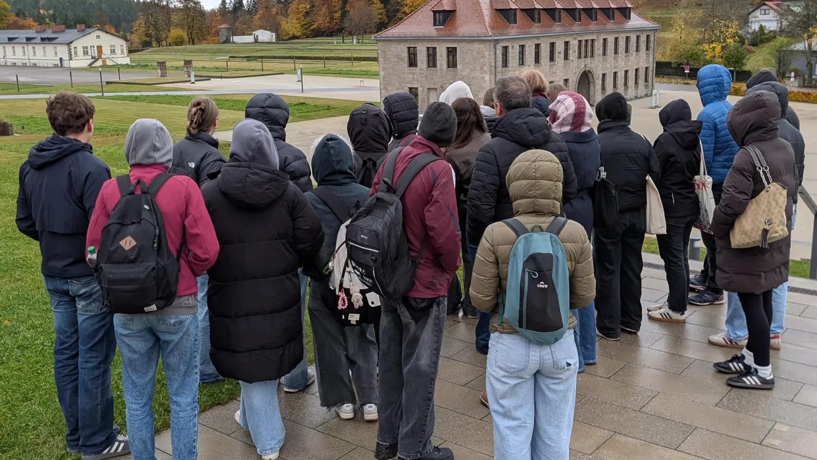 Zu Beginn der Führung verschafften sich die Schülerinnen und Schüler einen Überblick über das Lagergelände. (Bild: Tobias Neubert)