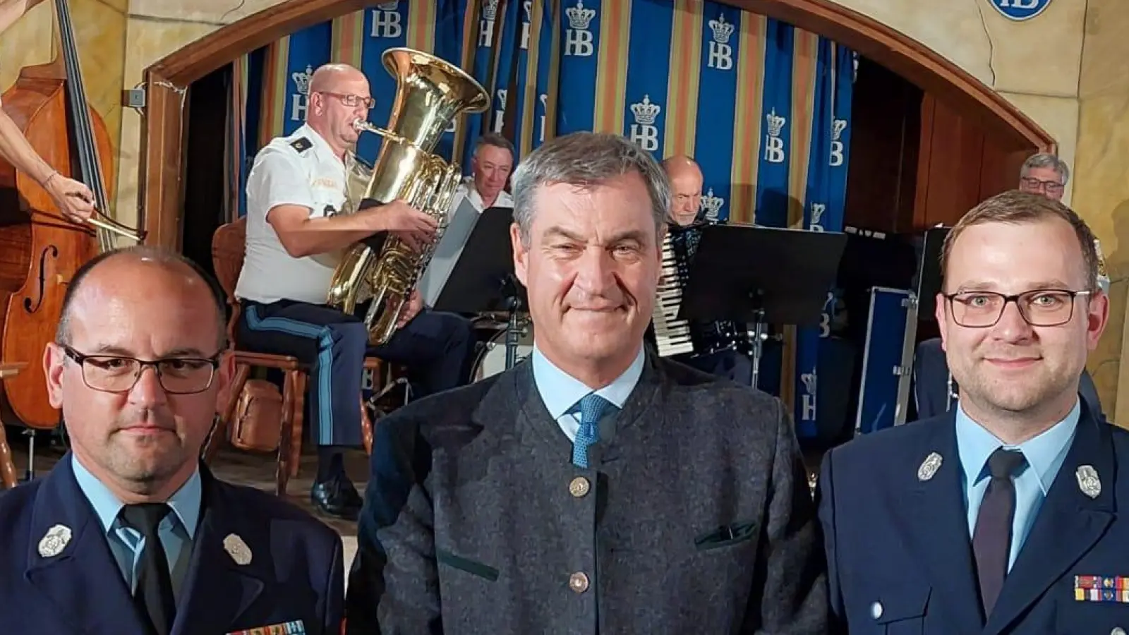 Die Kommandanten der FF Wolfring mit Ministerpräsident Markus Söder (Bild: Jakob Böhm)