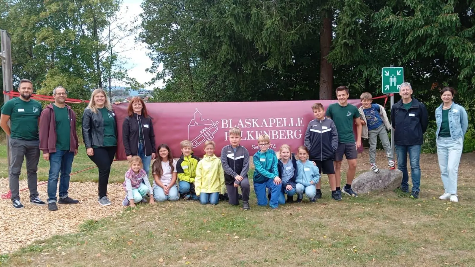 Die begeisterten Teilnehmer beim Ferienprogramm „Musik querbeet” der Blaskapelle Falkenberg. (Bild: Victoria Gruber)
